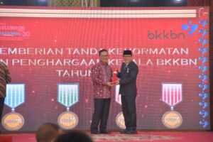 Berdedikasi dalam Pembangunan Keluarga, Walikota Metro Wahdi dan Istri Terima Penghargaan Manggala Karya Kencana
