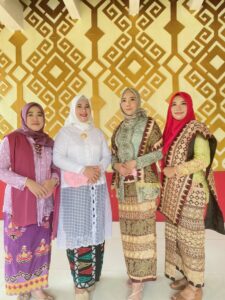 Meriahkan HUT RI Ke 78, Dinkes Kota Metro ikuti Parade Kebaya Wastra Kota Metro