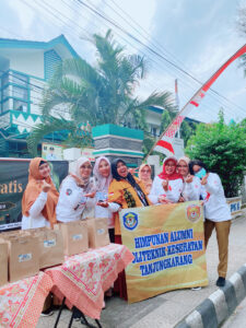 Himpunan alumni Poltekes Tanjung Karang dan Klub Jantung Remaja bagi-bagi Takjil Gratis